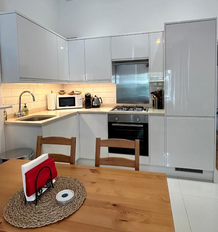 1 Bedroom In Shepherds Bush, Londen